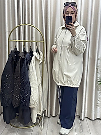 Kolu nakışlı trençkot